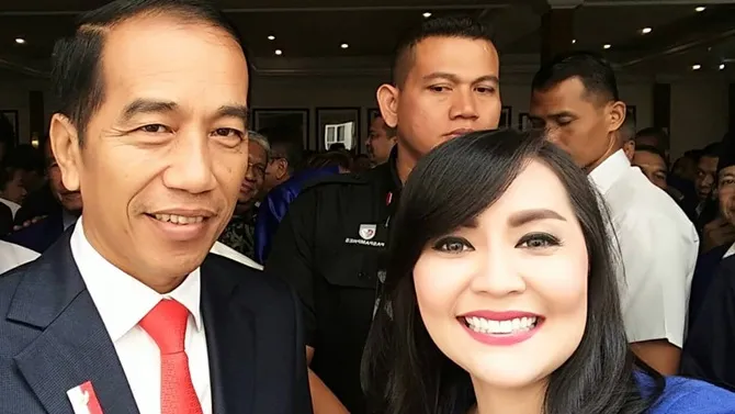 Ia nggak cuma foto sendiri, foto bersama Presiden Jokowi diunggah juga.