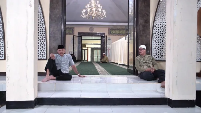 Abah yang galau jadi sering berdiam diri di Mushola. Hal itu tentu bikin putri-putrinya makin khawatir.