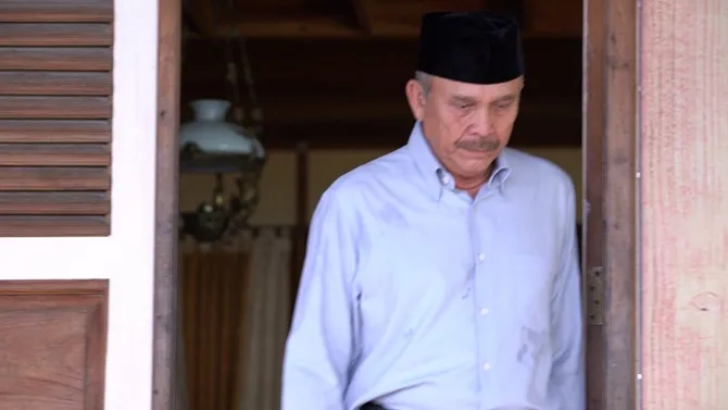 Abah bete sama Cempaka karena ia cuek saat Abah butuh bantuan.
