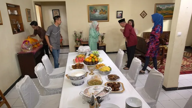 Bu Ratna ulang tahun. Atas usul Romi dan Bondan, dirayakan dengan mengundang Abah sekeluarga.