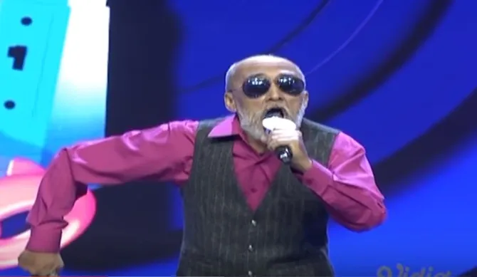 Dengan rambut, jenggot, dan kumisnya yang sudah memutih, Abah Yusef nggak kehilangan percaya dirinya.