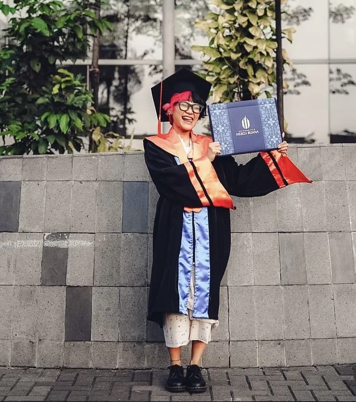 Aci Resti berhasil menyelesaikan kuliahnya (Credit: Istimewa)