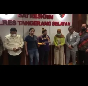 Keluarga Wanita Pencuri Cokelat di Alfamart Meminta Maaf (Credit: instagram.com/hotmanparisofficial)