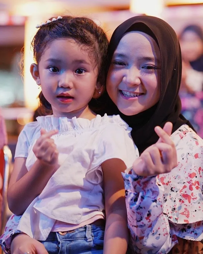Bilqis dan Nissa Sabyan (Credit: instagram.com/ayutingting92)