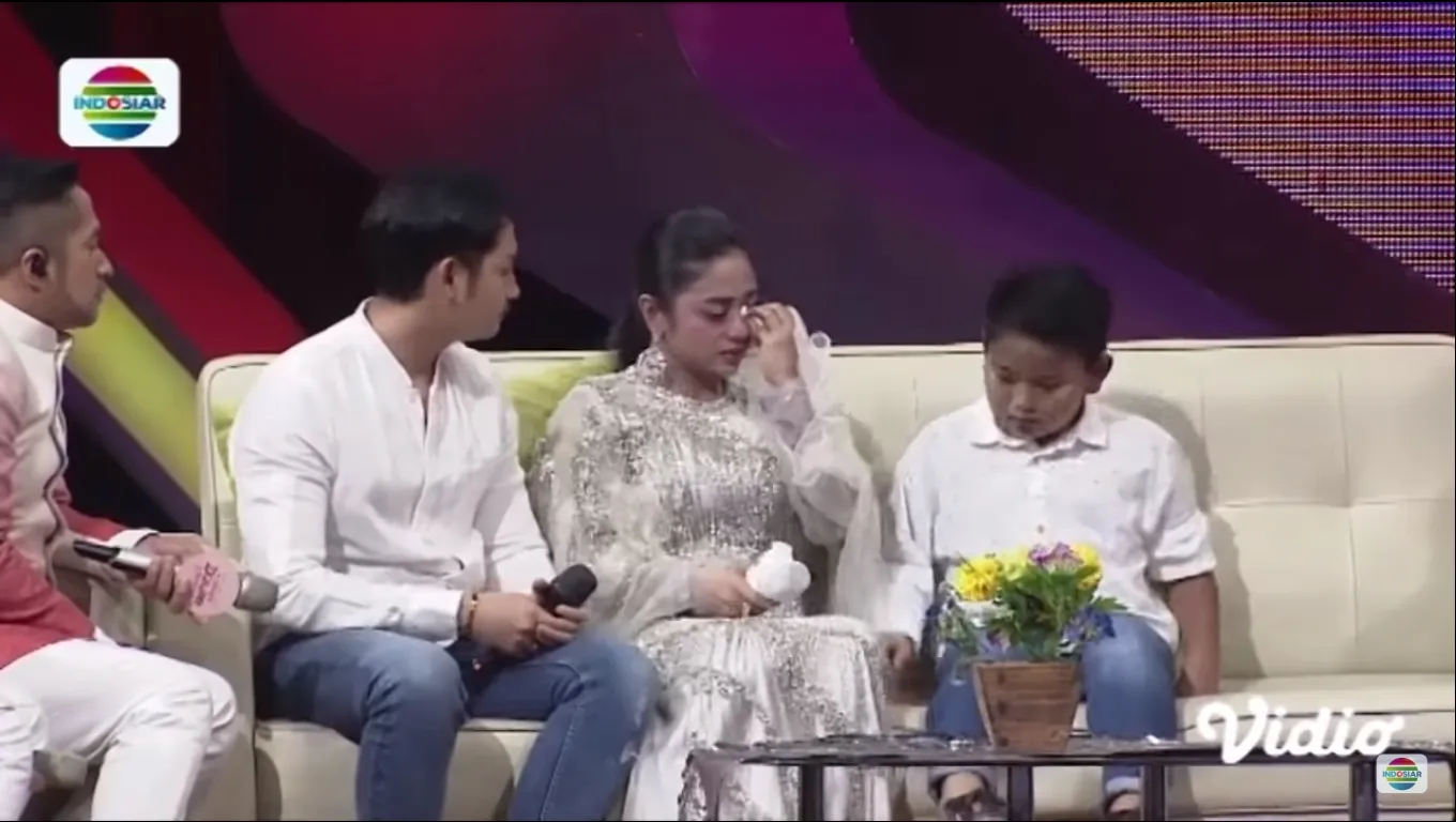 Dewi Perssik (Credit: Yotube/Indosiar)