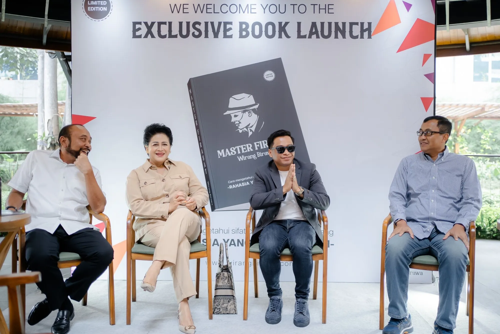 Wirang Birawa meluncurkan buku terbaru (Credit: Istimewa)