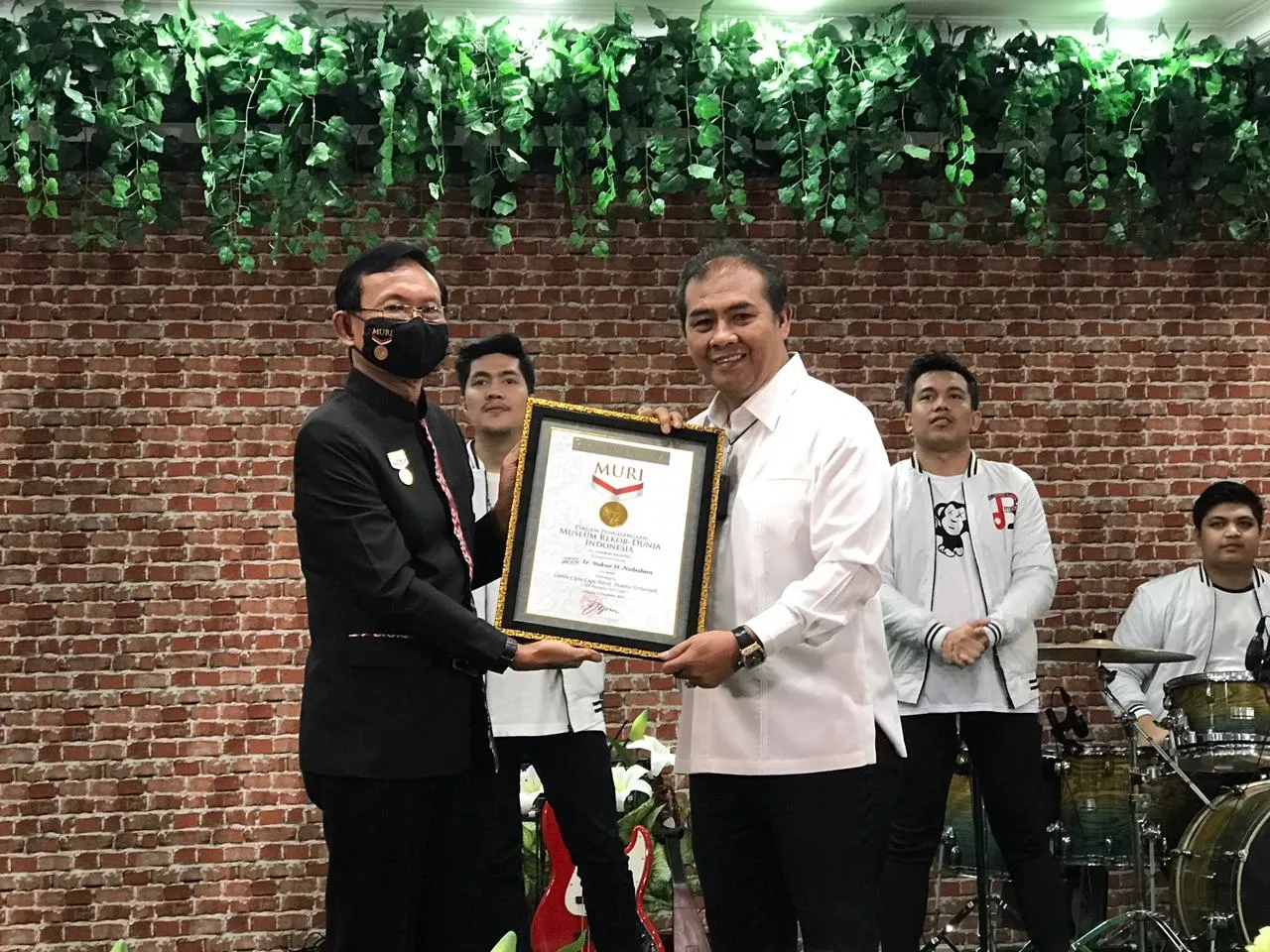 Sukur H Nababan menerima penghargaan (Credit: istimewa)