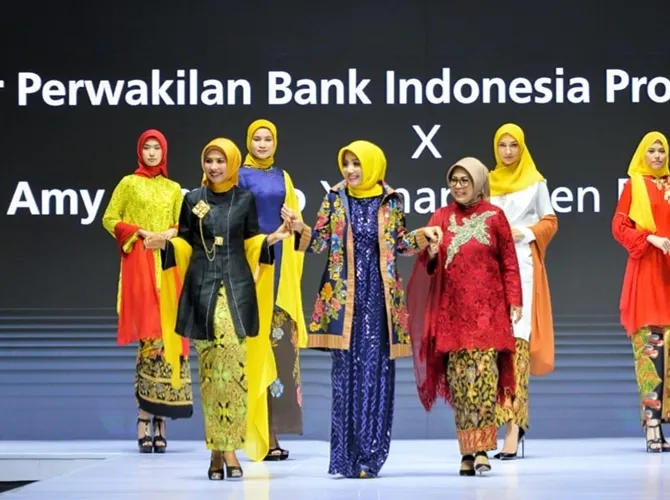 Koleksi Desainer Amy Atmanto Dibawakan oleh Putri Wapres (Credit: Istimewa)