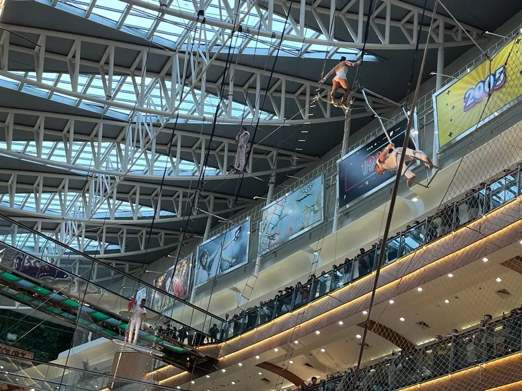 Tim Atraksi Flying Trapeze Akrobatik di Dalam Mall (Credit: Istimewa)