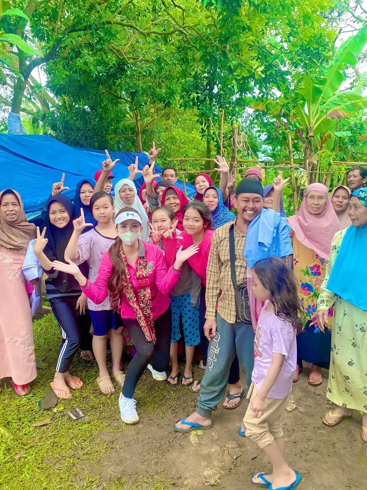 Heni Tania salurkan bantuan pada korban gempa Cianjur (Credit: instagram.com/henitania)