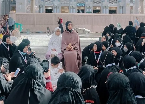 Oki Setiana Dewi Berangkatkan Umrah Belasan Guru Quran (Credit: Istimewa)