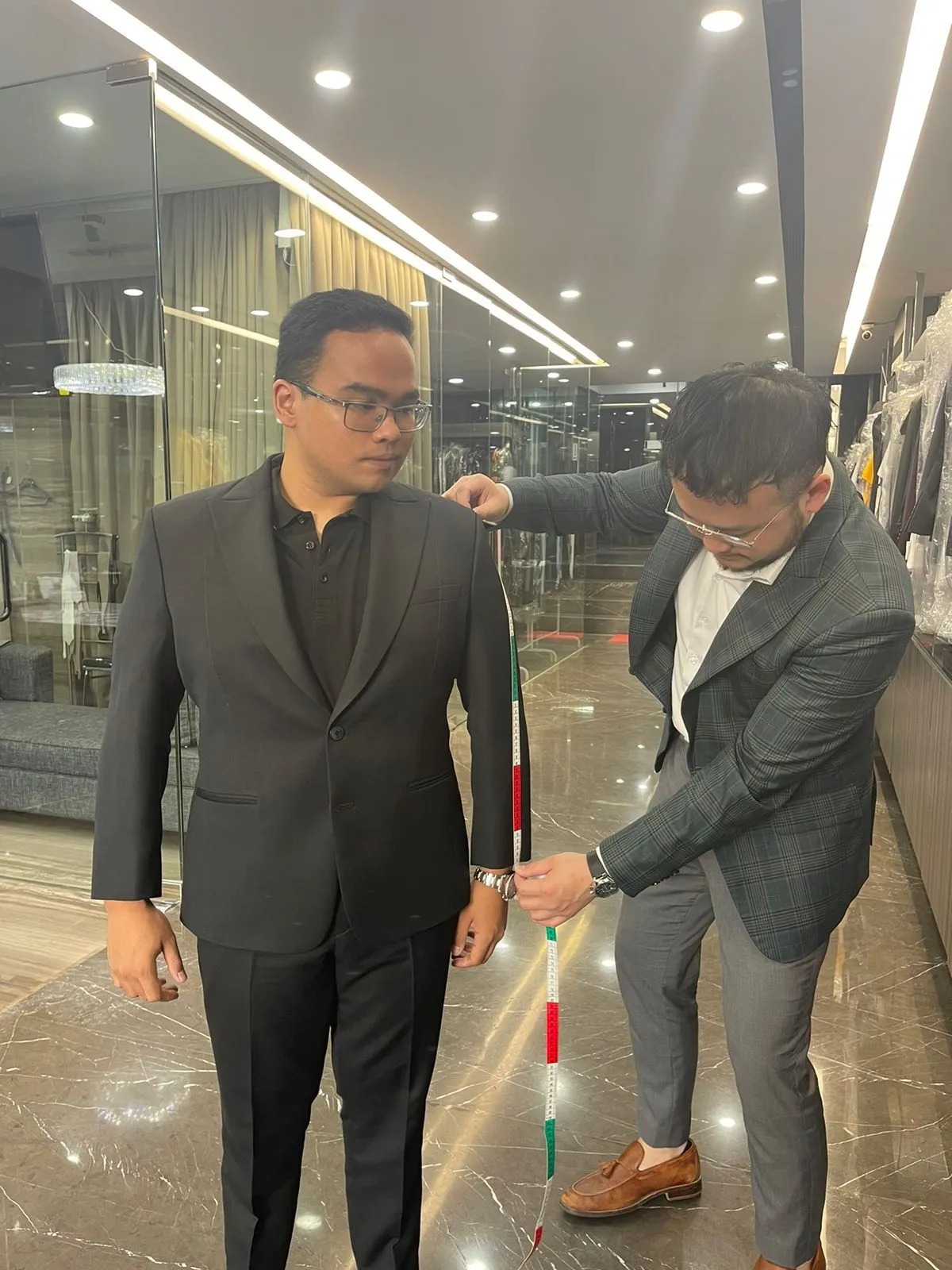 Fritz Hutapea Sudah Fitting Jas Pengantin (Credit: instagram.com/fritzhutapea)