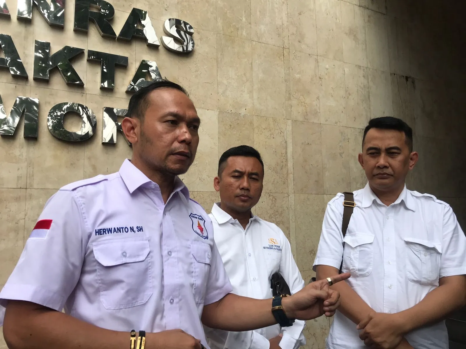 Herwanto Pelapor Richard Lee Bawa Tambahan Bukti © KapanLagi.com/Fikri Alfi Rosyadi