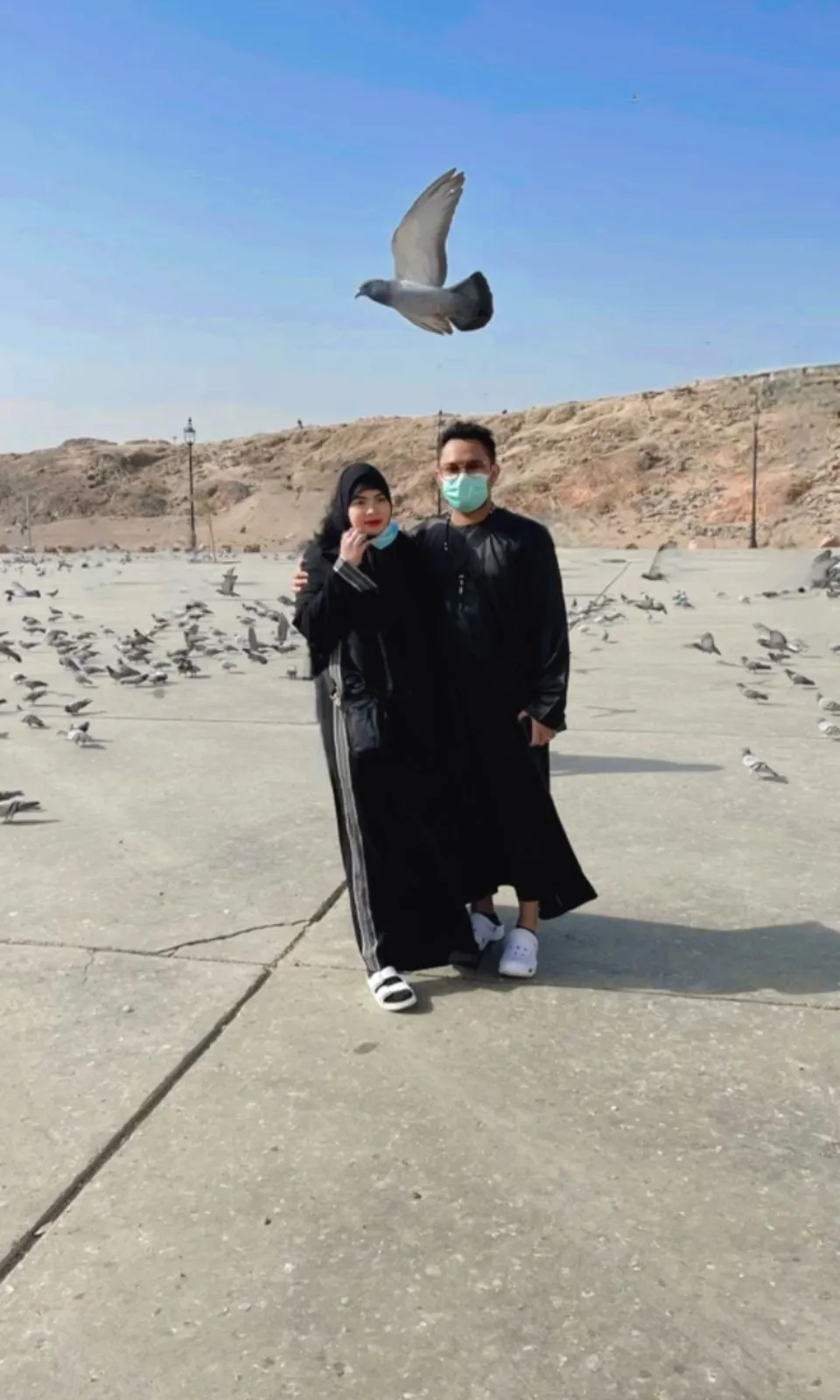 Berangkat Umrah Jadi Kado Valentine Shyalimar Malik pada Suami (Credit: Istimewa)