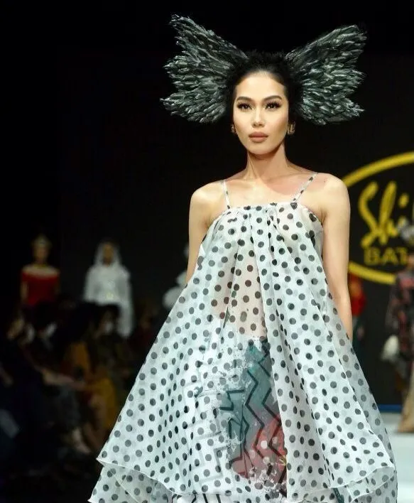 Desainer Ian Adrian Tampilkan Koleksinya yang Bertajuk 'Potrait Of Love' (Credit: Istimewa)