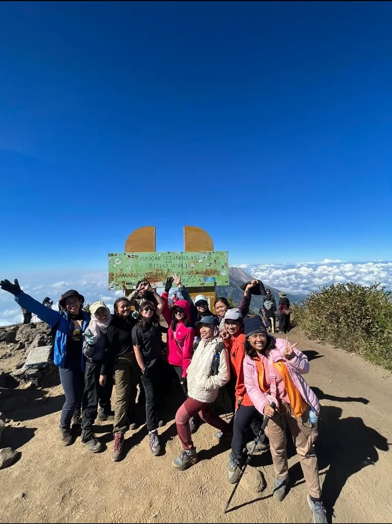 Pendaki Wanita Ini Tetap Sukses Taklukkan Puncak Gunung Merbabu (Credit: Istimewa)