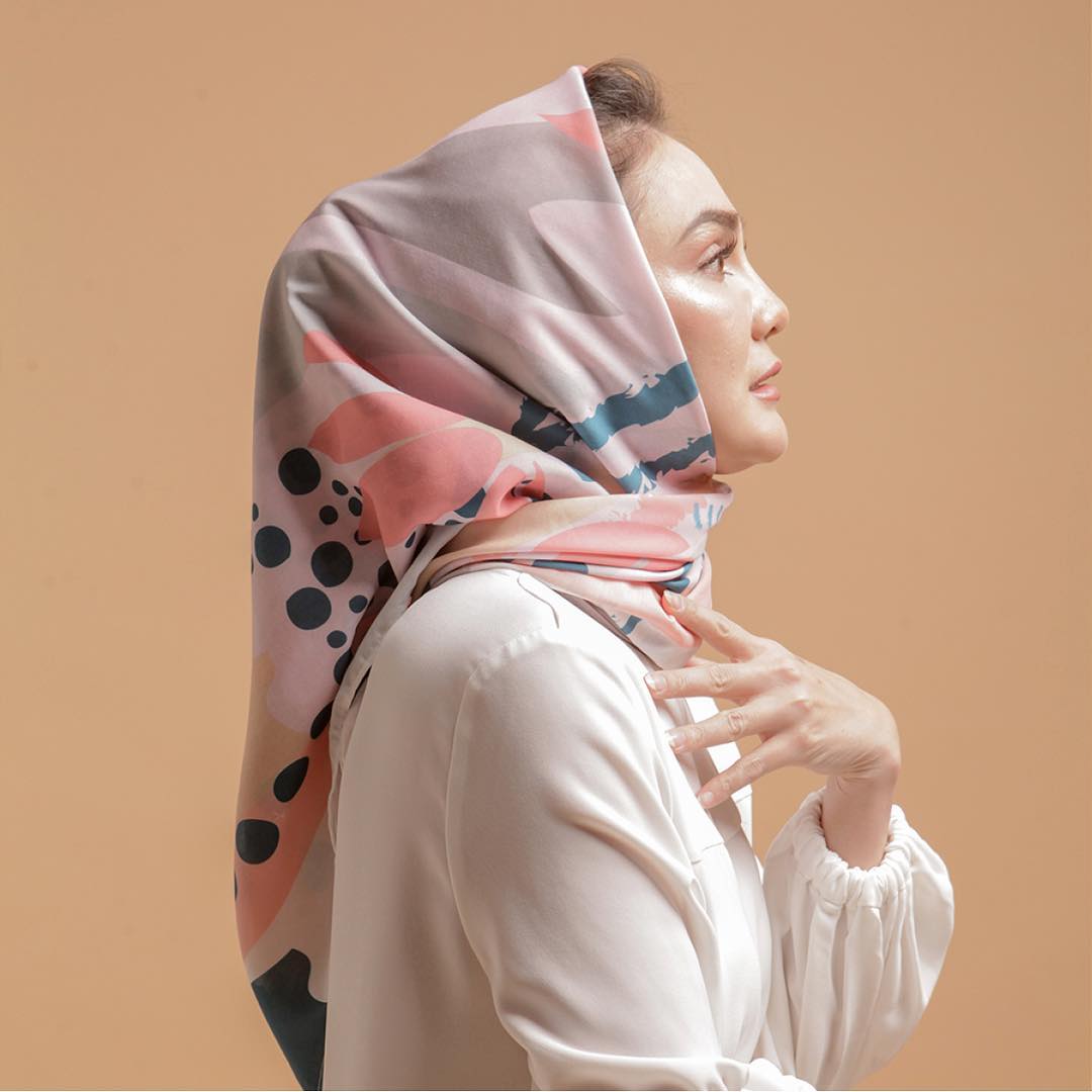 10 Foto Luna Maya Pakai Hijab, Cantiknya Adem Sampai Bikin Pangling -  Kapanlagi.com