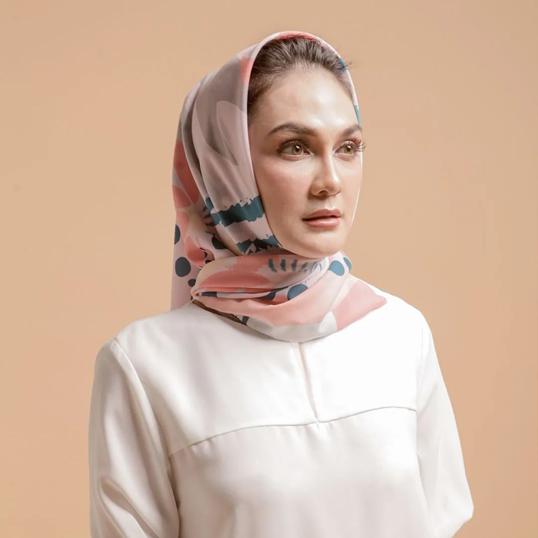 Luna Maya (Credit: instagram.com/lunahabit)