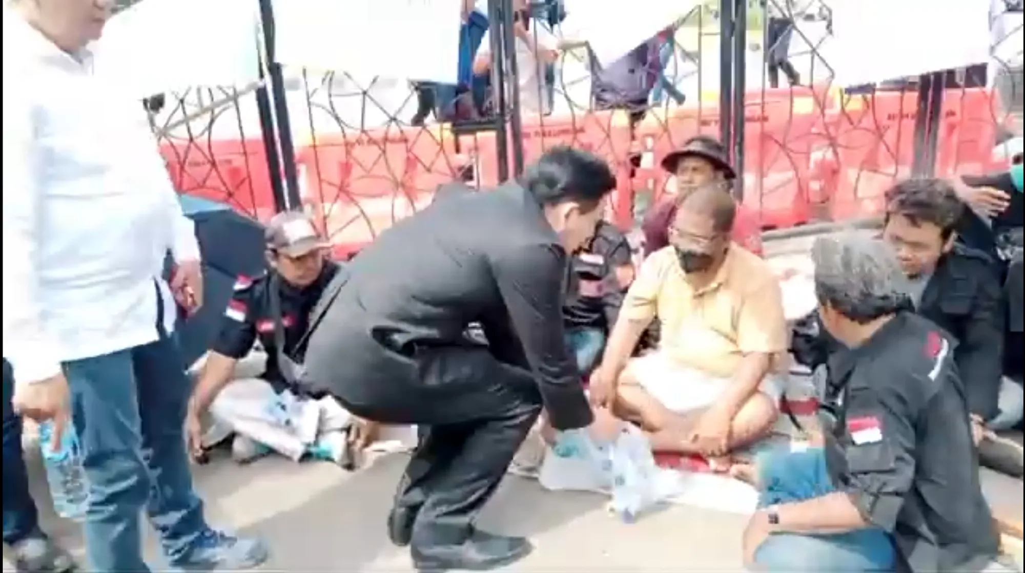 Temui Demonstran