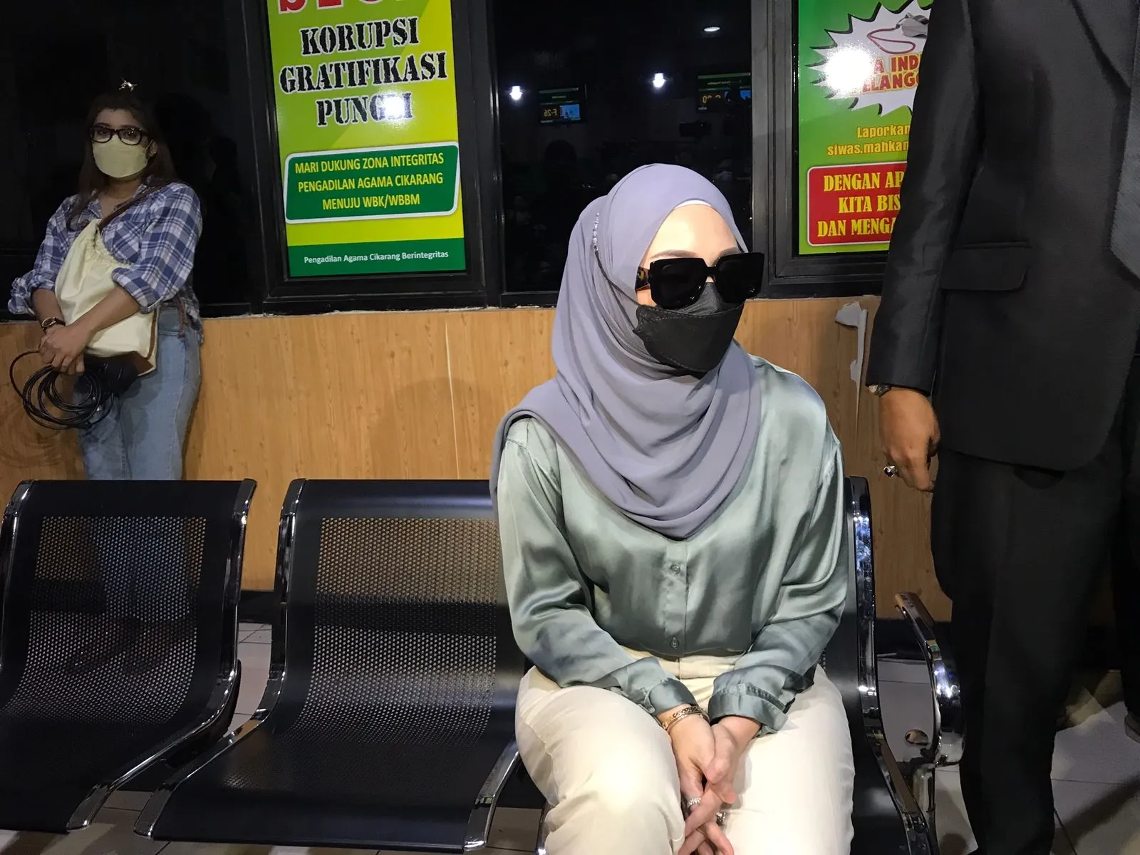 Nathalie Holscher Datang ke Pengadilan Agama Cikarang © KapanLagi.com/Fikri Alfi Rosyadi