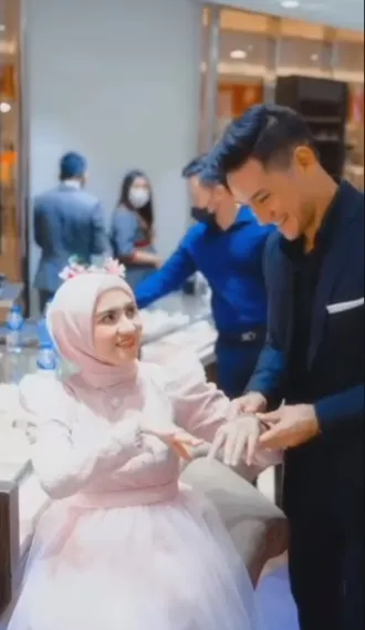 Andrew White Pakaikan Kalung pada Wanita Cantik Berhijab (Credit: instagram.com/serbaserbiartis)