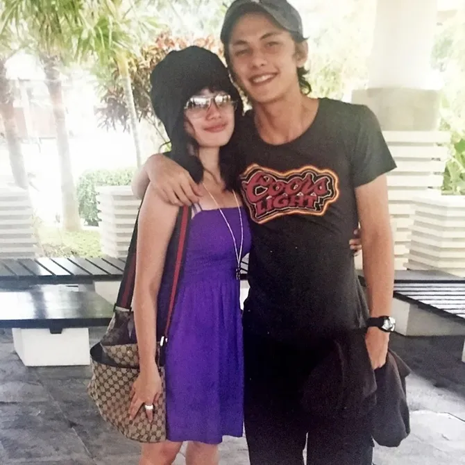 Ussy Cantik Pakai Gaun Ungu