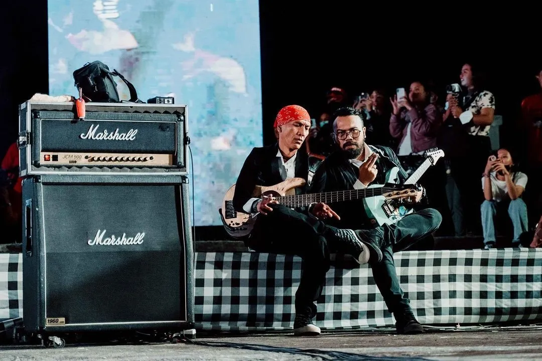 Personel Dewa 19 Tak Hadiri Pemakaman Kedua Orangtua Vega Antares (credit: instagram.com/cak_frod)