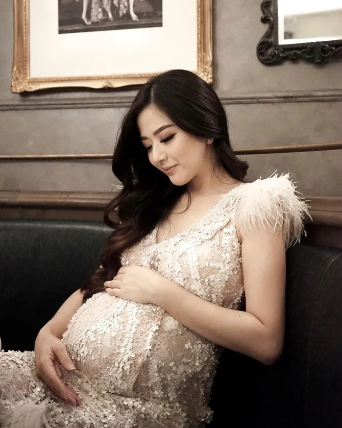 Franda menikmati kegembiraannya yang tengah menjadi calon ibu (credit : instagram.com/frandaaa87)