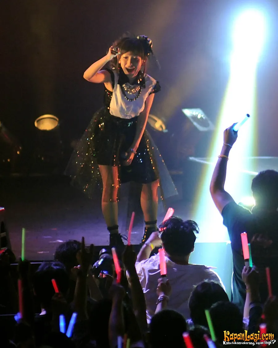 Tampil ceria, fripSide enjoy menyapa dengan bahasa Indonesia ©Bambang E Ros