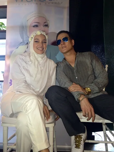 Temui fans dengan sahabatnya, Bertrand Antolin. Dewi cantik kan? © KapanLagi.com®/Hendra Gunawan