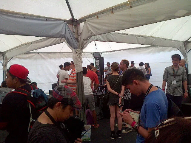 Awak media sedang berteduh dari hujan @ twitter/MusikKl.com