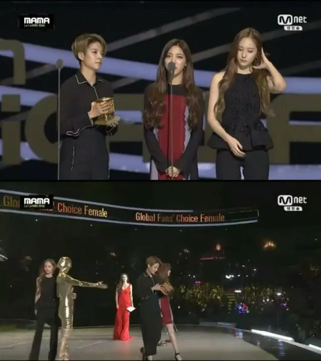 F(x) saat menerima penghargaan Global Fans Choice di MAMA 2015. ©Pann.nate.com