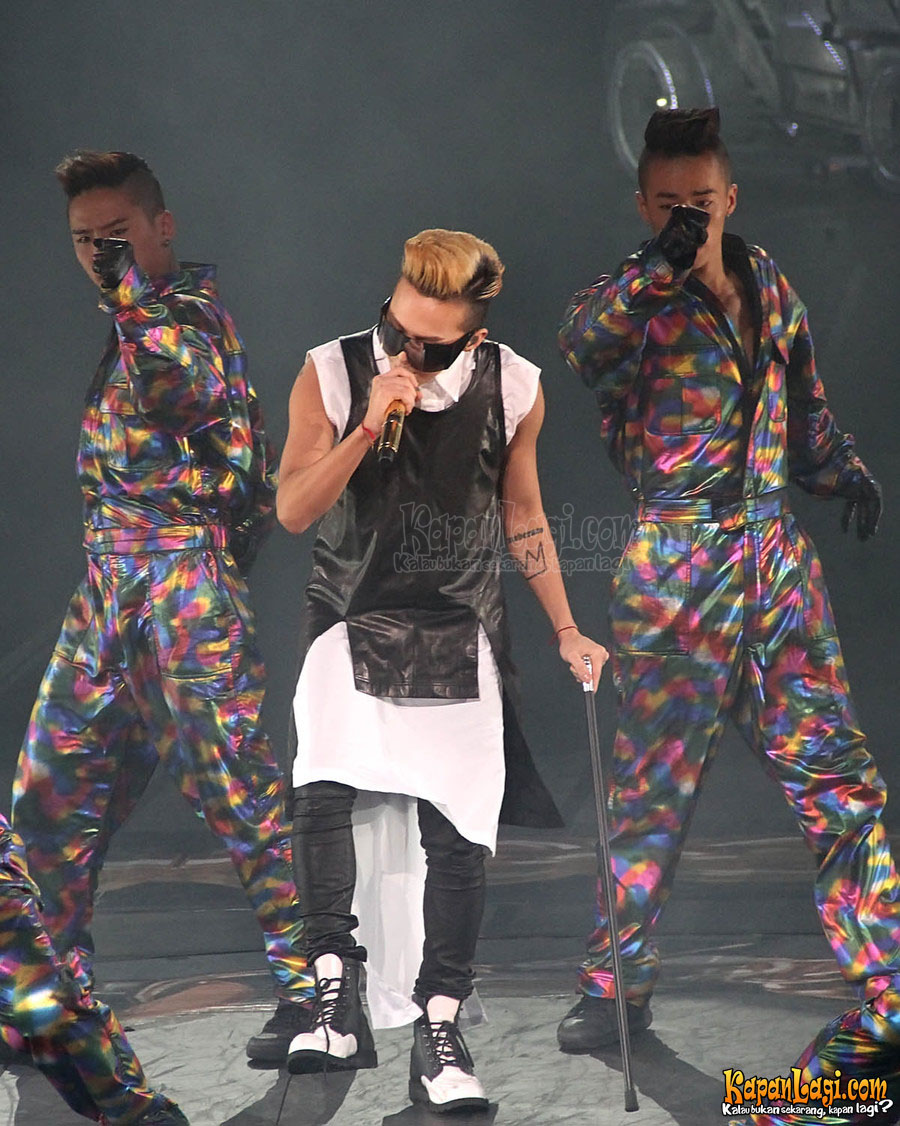 Aksi G-Dragon saat konser di Indonesia