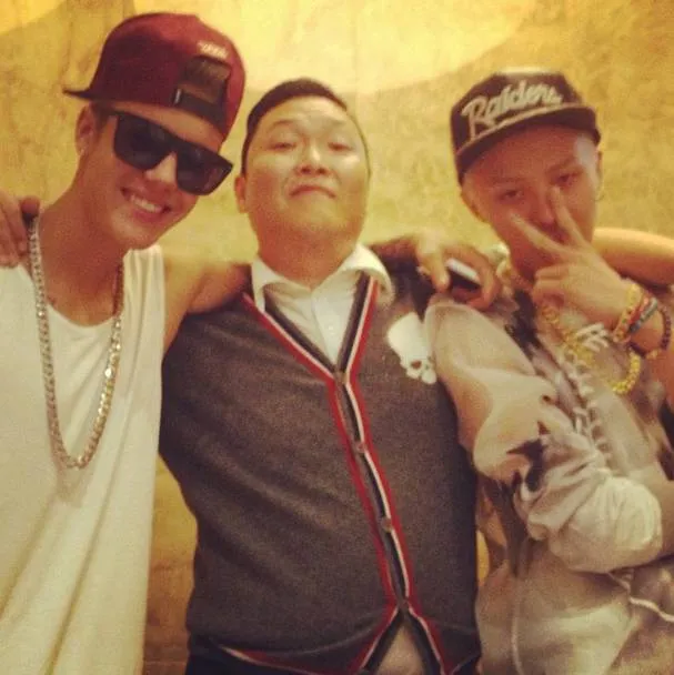 Justin Bieber - PSY - G-Dragon saat berfoto bersama di Korea Selatan