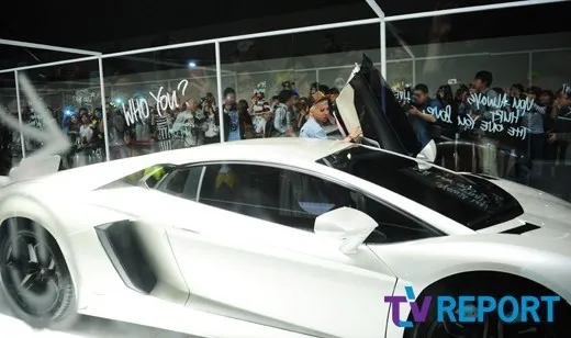 Masuk ke Lamborgini putih, apakah ada fans yang berminat? ©allkpop.com