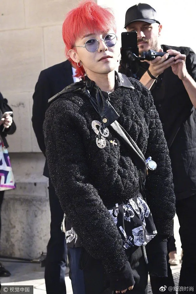 Penampilan GD di Paris Fashion Week 2017 © allkpop.com