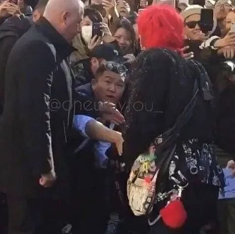 Jo Se Ho berdesakan untuk salaman dengan GD © allkpop.com