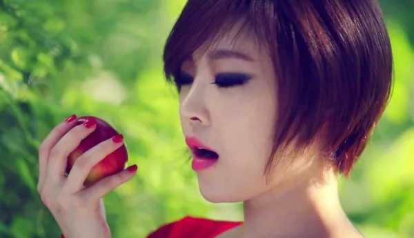Ga In dalam MV Apple © YouTube