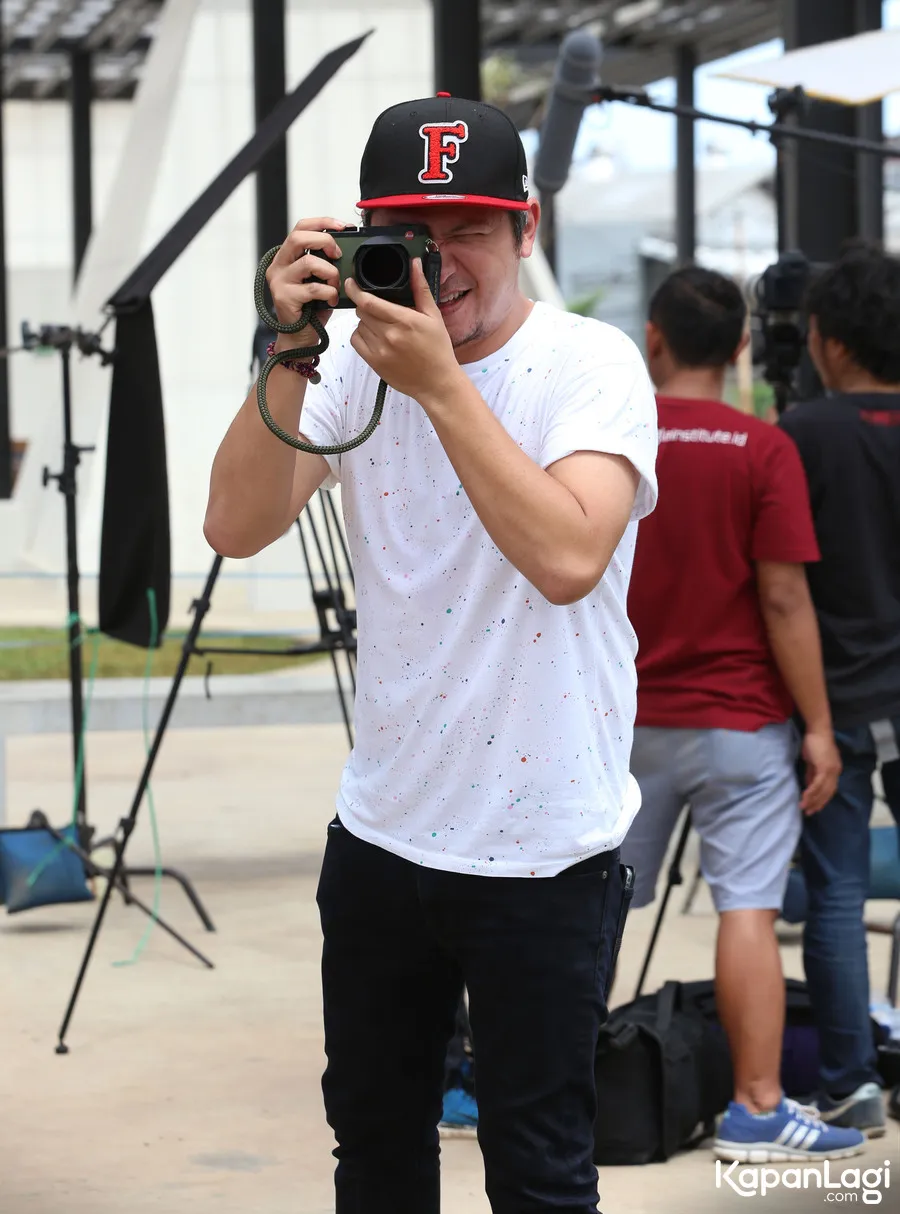 Gading Marten sedang menggilai fotografi © KapanLagi.com®/Budy Santoso