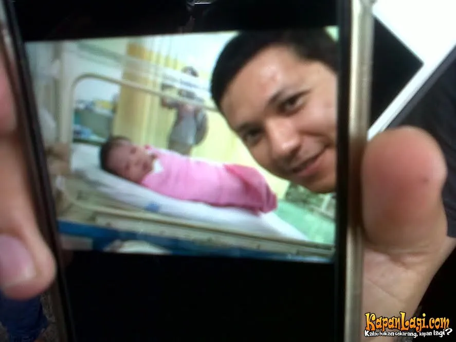 Gading memamerkan selfienya dengan Gempita yang baru lahir