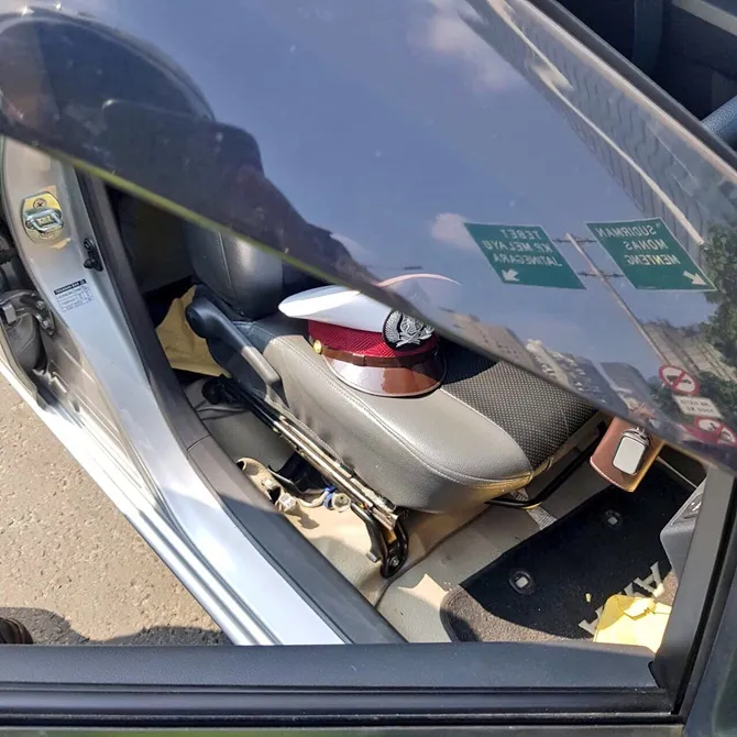 Atribut yang dipakai oleh polisi gadungan (credit: instagram.com/tmcpoldametro)