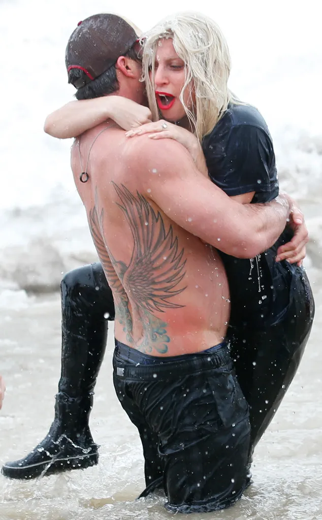 Gaga minta digendong Taylor @ eonline.com