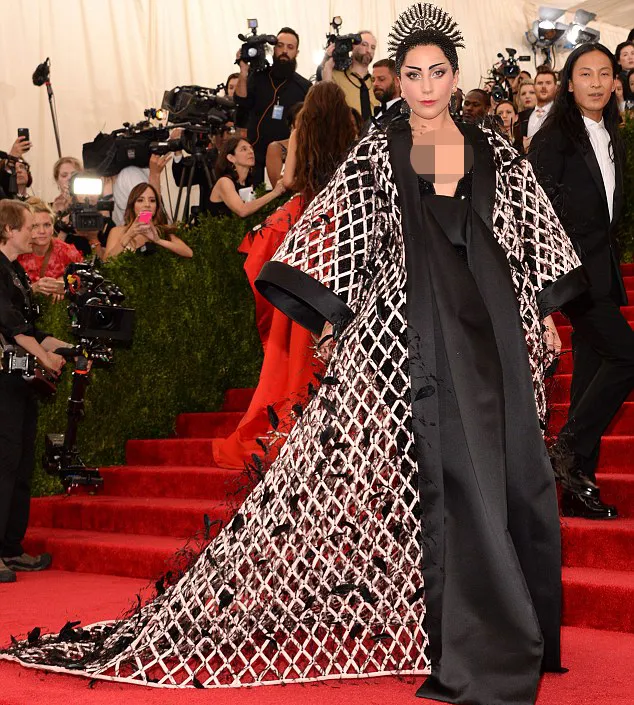 Gaya unik Gaga di Met Gala 2015 @ dailymail.co.uk