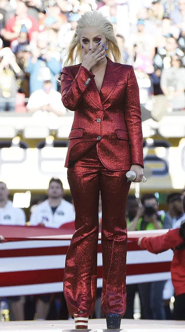 Gaga emosional dan akhirnya menangis haru © dailymail.co.uk