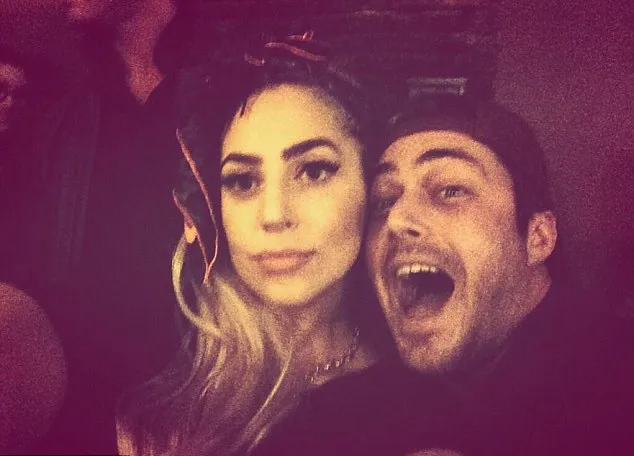 Lady Gaga dan Taylor Kinner @ dailymail.co.uk