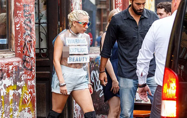 Gaga tampil buka-bukaan ©shutterstock.com