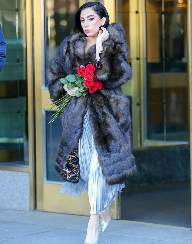 Lady Gaga dengan gaya rambut barunya ©splashnews.com