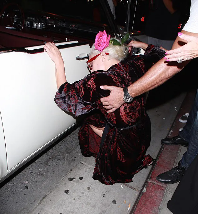 Gaga jatuh terjungkal di depan umum © Splashnews