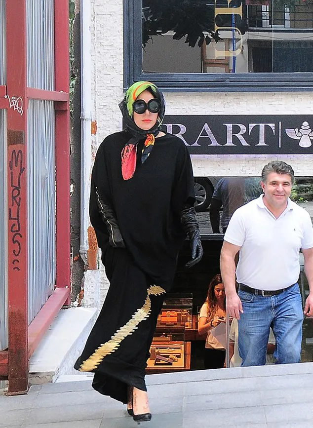 Lady Gaga tampil berkerudung @ dailymail.co.uk