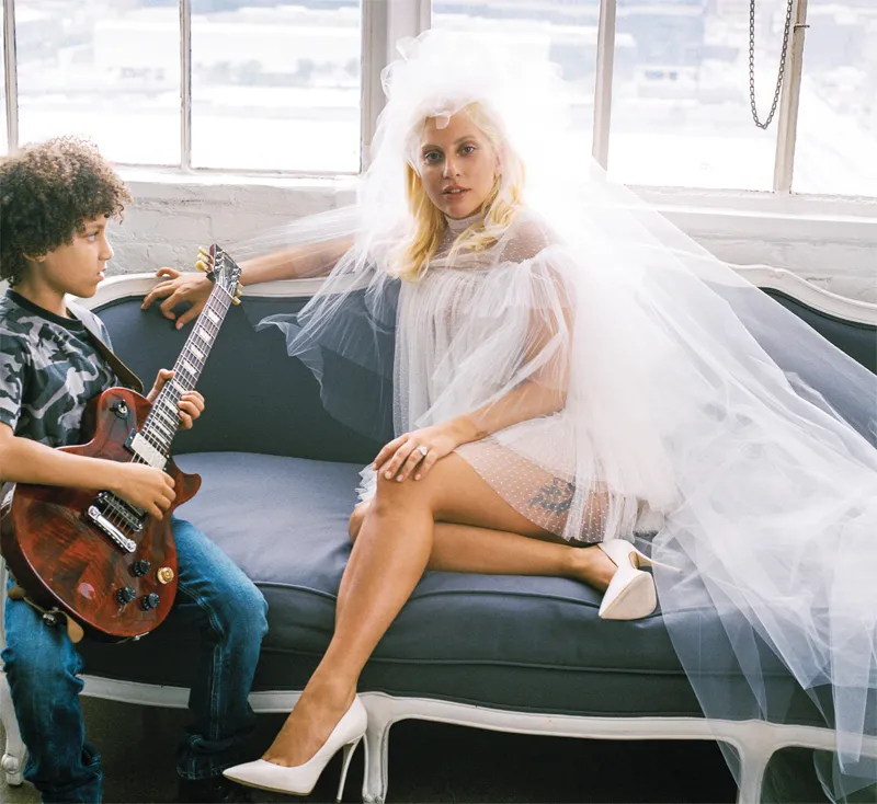 Gaga tampil cantik dengan gaun ini, sepakat? © CR Fashion Book